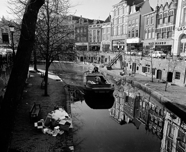 853803 Afbeelding van een schuit van de Gemeentelijke Reinigingsdienst voor het inzamelen van afval langs de Oudegracht ...